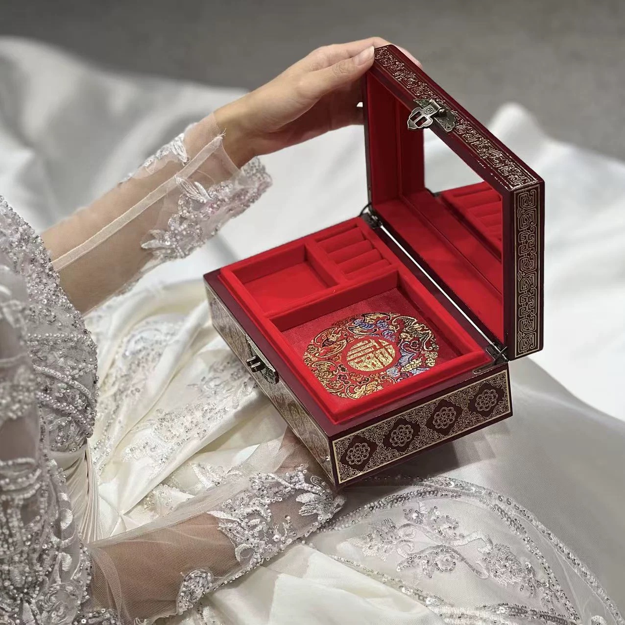 Handcrafted Lacquer Box from Pingyao - Image 4