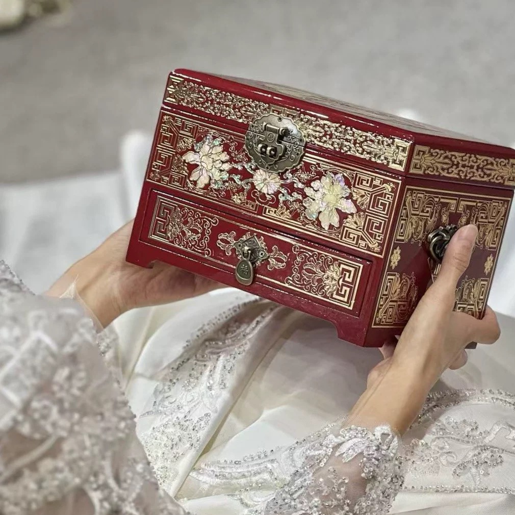 Handcrafted Lacquer Box from Pingyao - Image 2